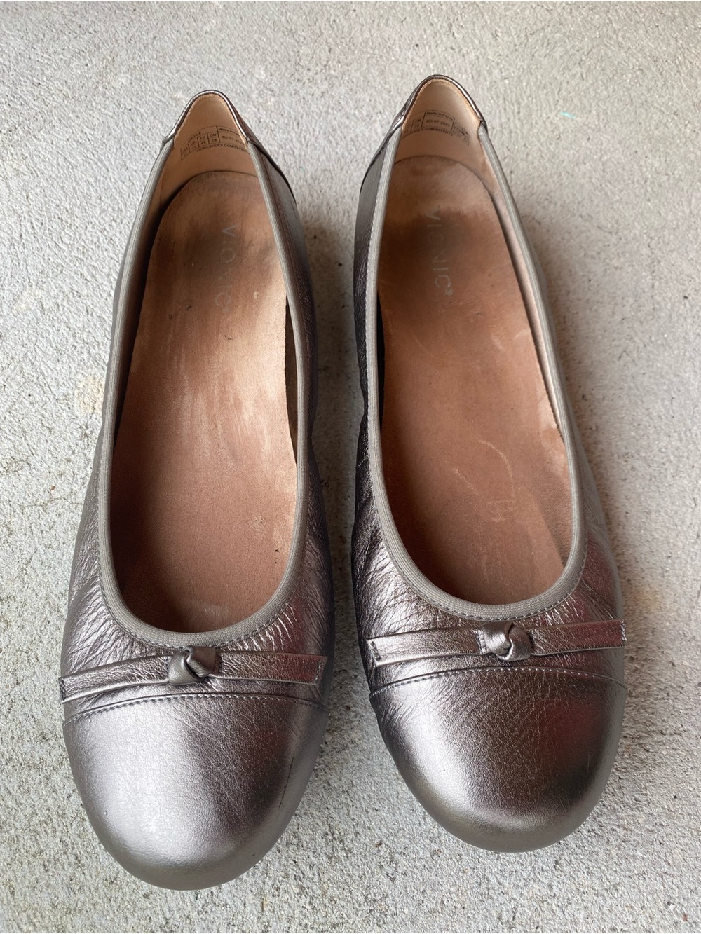 Vionic Womens Amorie Tumbled Leather Pewter Metallic Round Toe Skimmers